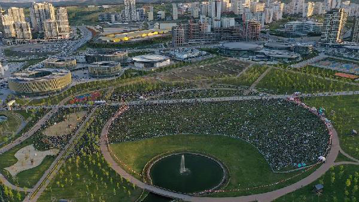 Başakşehir\'de sosyal mesafeli bayram namazı