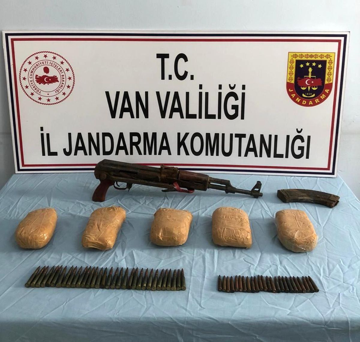 Başkale\'de 3 kilo eroin ile silah ele geçirildi