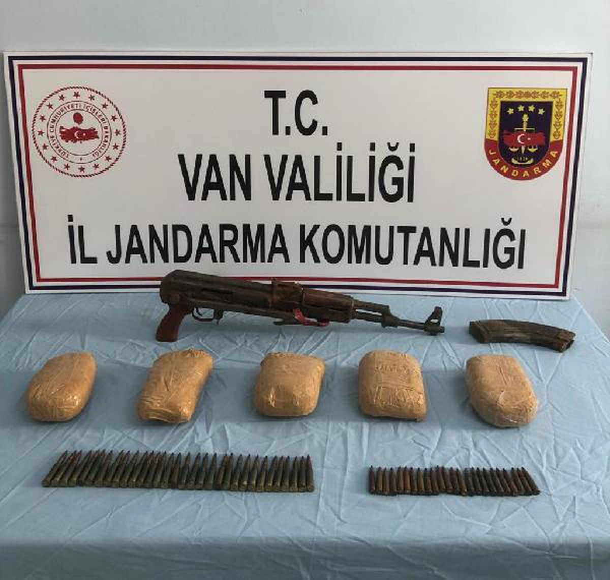 Başkale\'de arazide eroin, silah ve mühimmat ele geçirildi