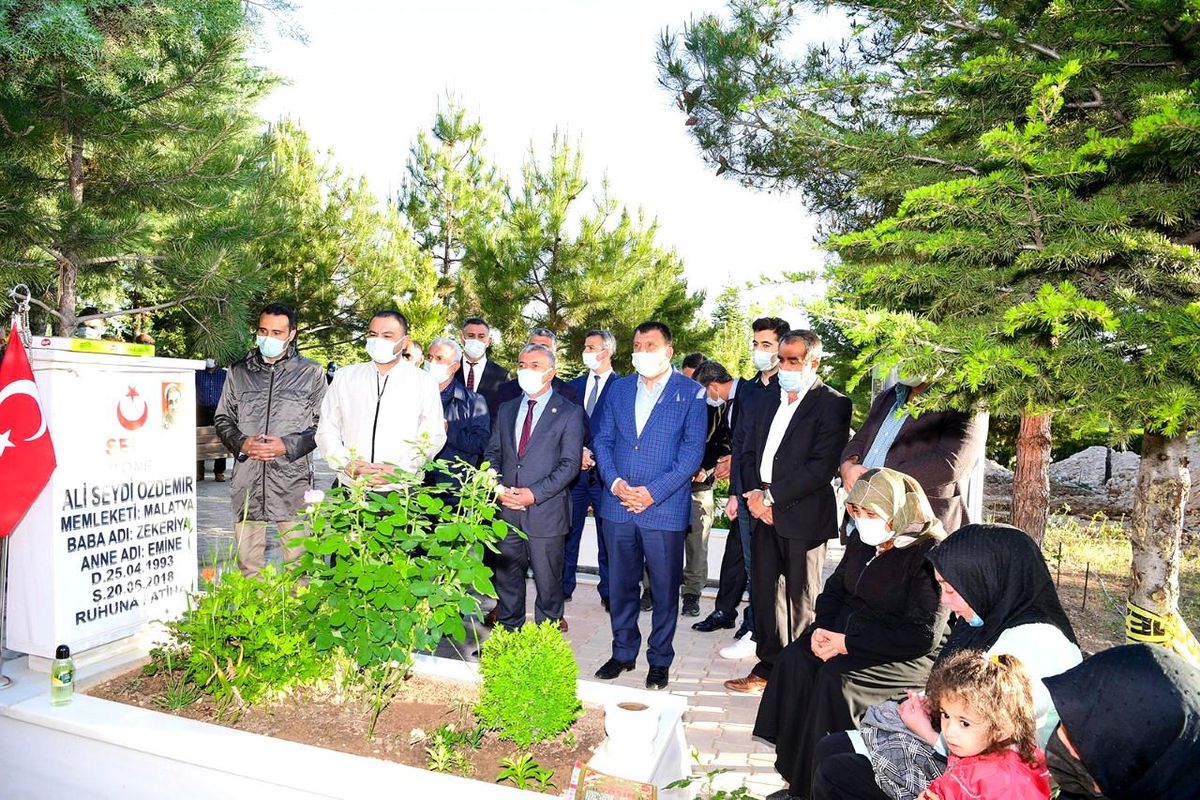 Son dakika haberi... Başkan Gürkan, bayramın ilk gününde şehitliği ziyaret etti