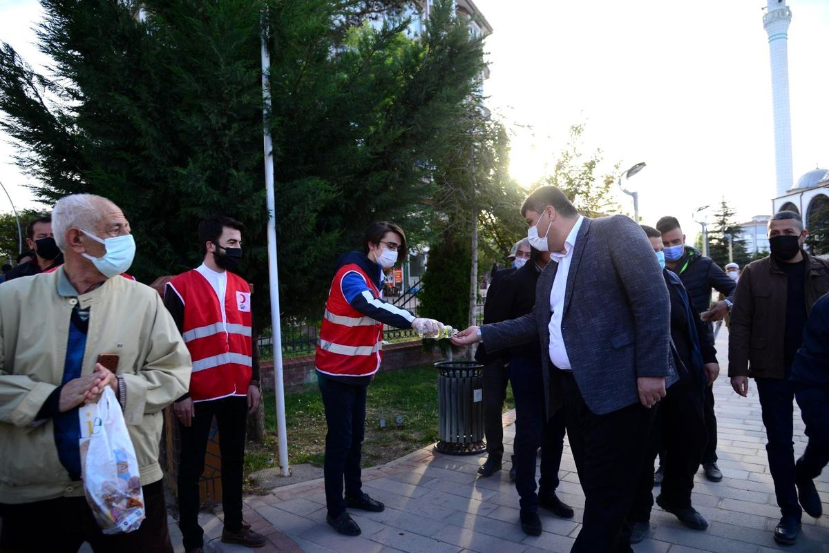 Bayram şekerleri Başkan Oğuz\'dan