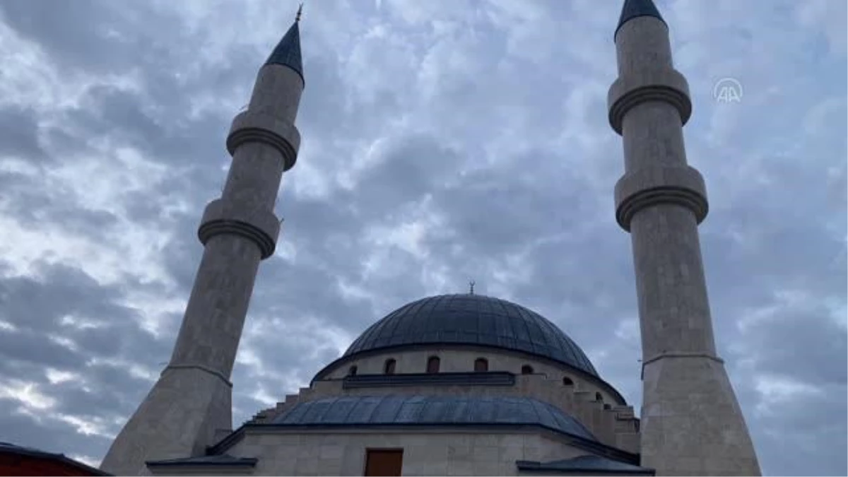 Bulgaristan\'ın Kırcaali ilinde bayram namazı yeni inşa edilen camide kılındı