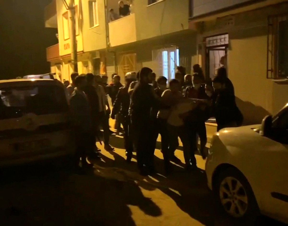 Son dakika haber... Bursa\'da sıcak dakikalar...Kısıtlamaya uymayan şahıslar kendilerini uyaran polise saldırdı: 3 gözaltı