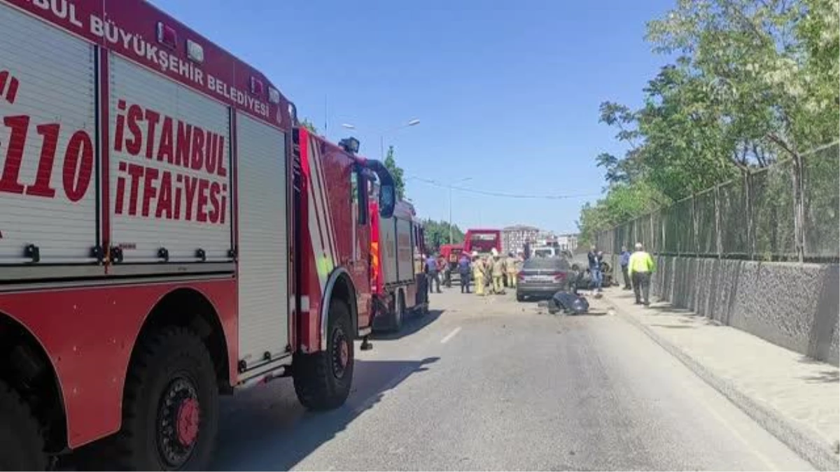 Çekmeköy\'deki trafik kazasında araçta sıkışan 2 kişi yaralandı