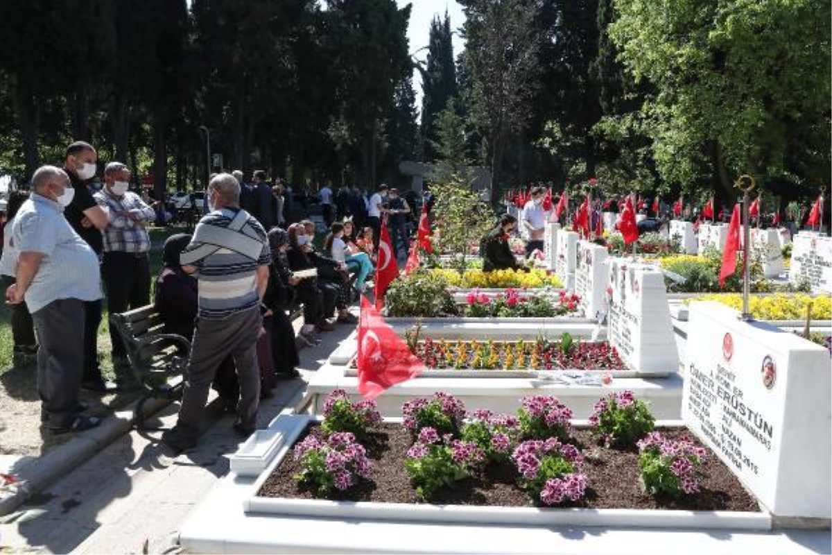 Son dakika... EDİRNEKAPI ŞEHİTLİĞİ\'NDE HÜZÜNLÜ BAYRAM