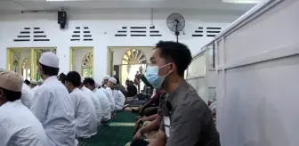 Endonezyalılar Covid-19 tedbirlerine rağmen camilere akın etti