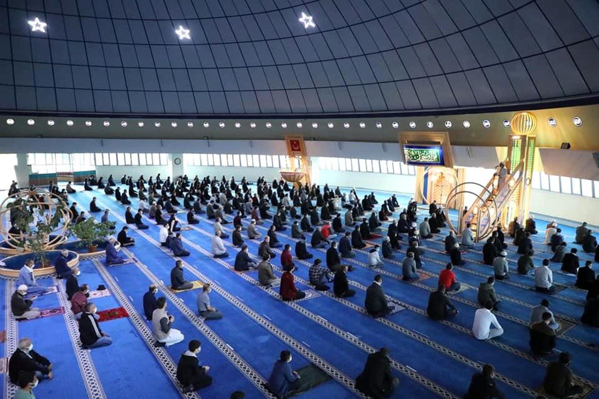 Erzincan\'da korona virüs tedbirleriyle bayram namazı kılındı