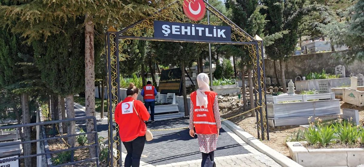 Son dakika: Genç Kızılay\'dan şehitlik ziyareti