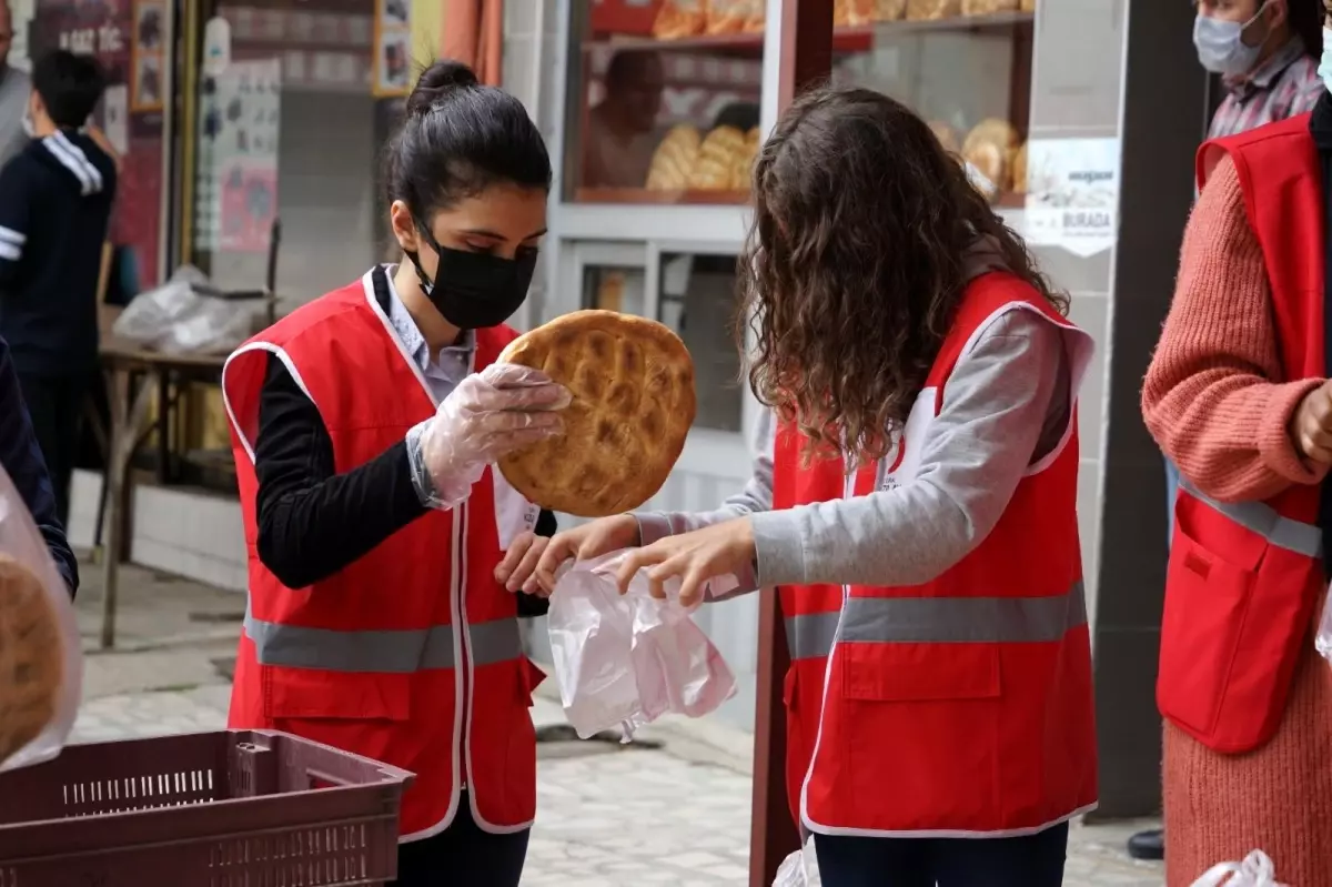 Genç Kızılay ihtiyaç sahibi ailelere Ramazan pidesi dağıttı