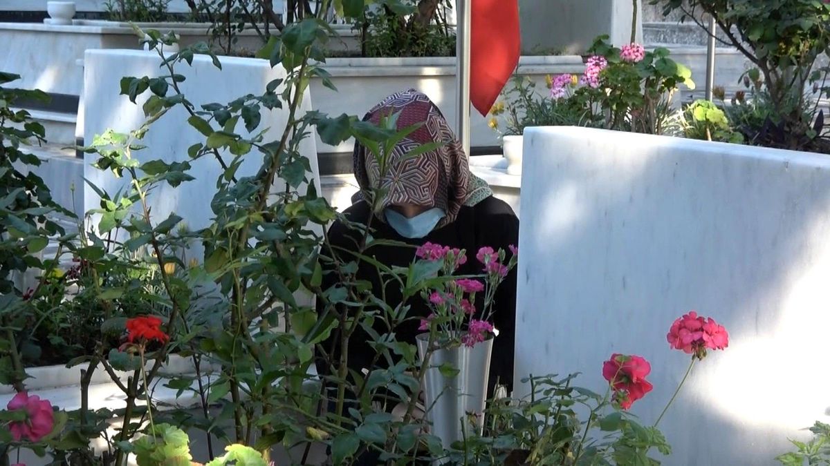 Hatay\'da bayramda şehitliğe duygusal ziyaret
