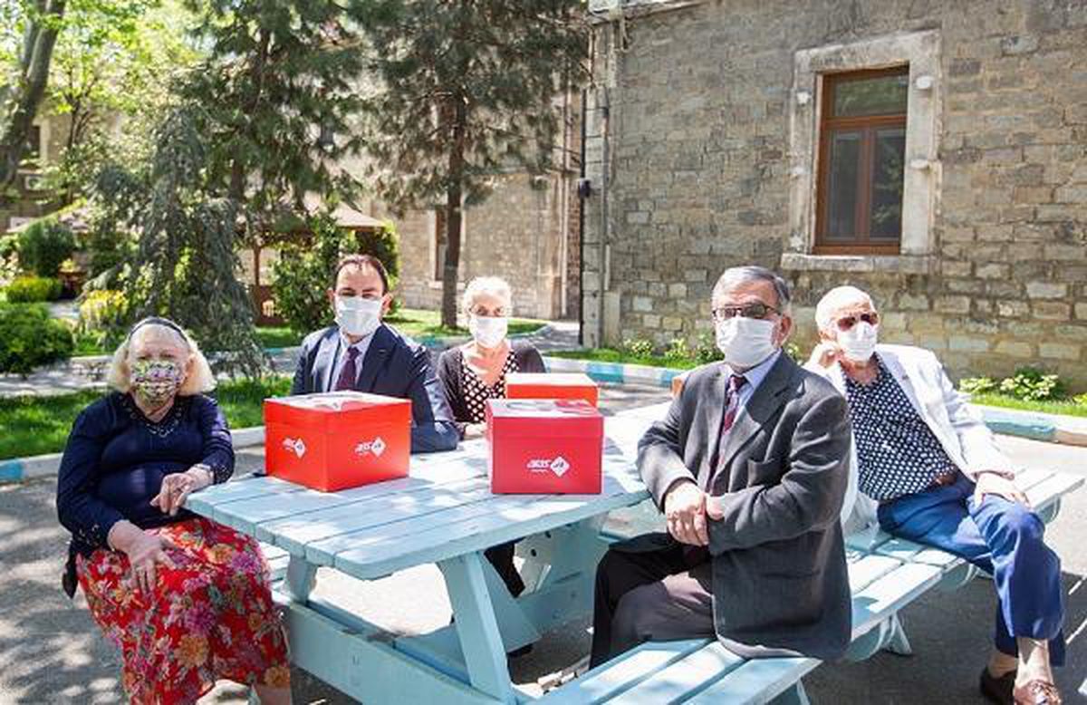 Huzurevi sakinlerine bayram sürprizi