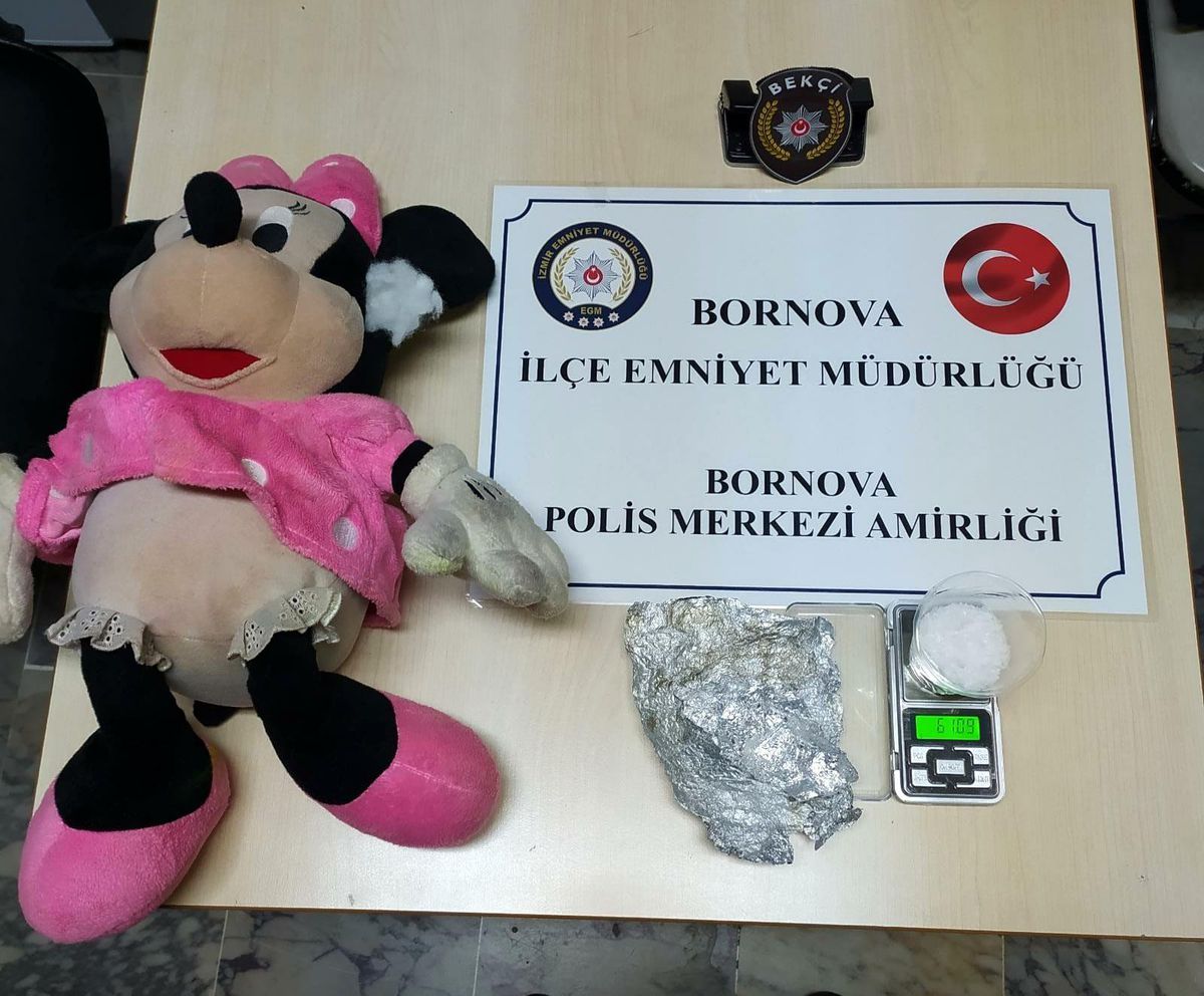 İzmir\'de peluş oyuncağın içinden uyuşturucu çıktı
