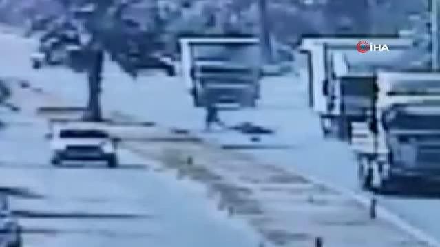 Kamyon seyir halindeki motosikletliye çarptı, yaşanan kaza kameraya böyle yansıdı