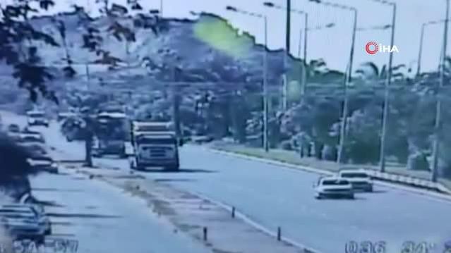 Kamyon seyir halindeki motosikletliye çarptı, yaşanan kaza kameraya böyle yansıdı