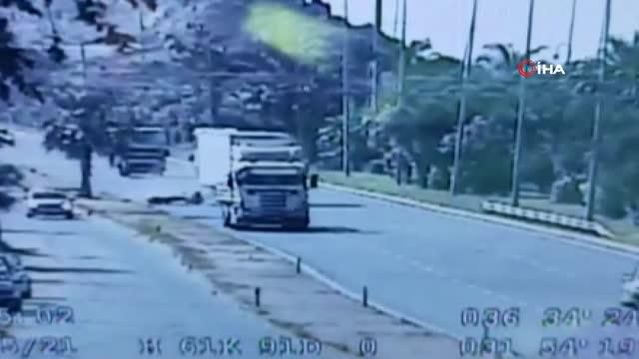 Kamyon seyir halindeki motosikletliye çarptı, yaşanan kaza kameraya böyle yansıdı