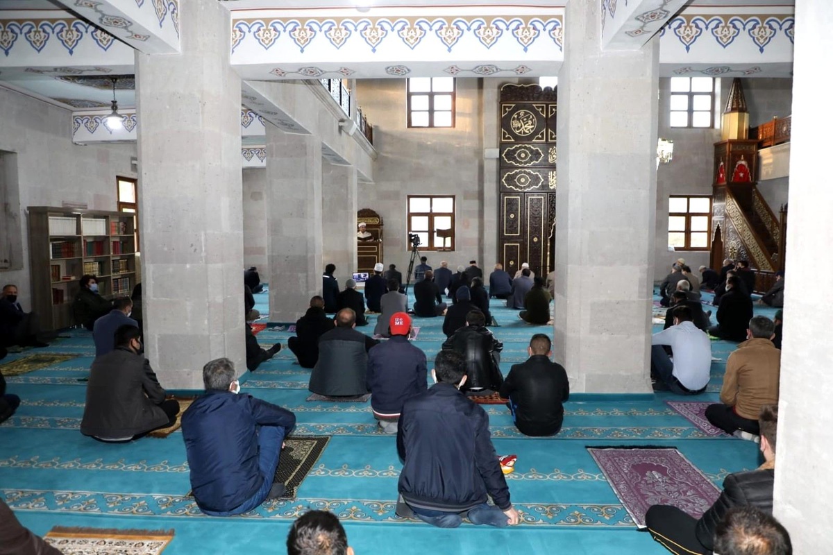Kars\'ta Bayram Namazı sosyal mesafe kurallarıyla kılındı