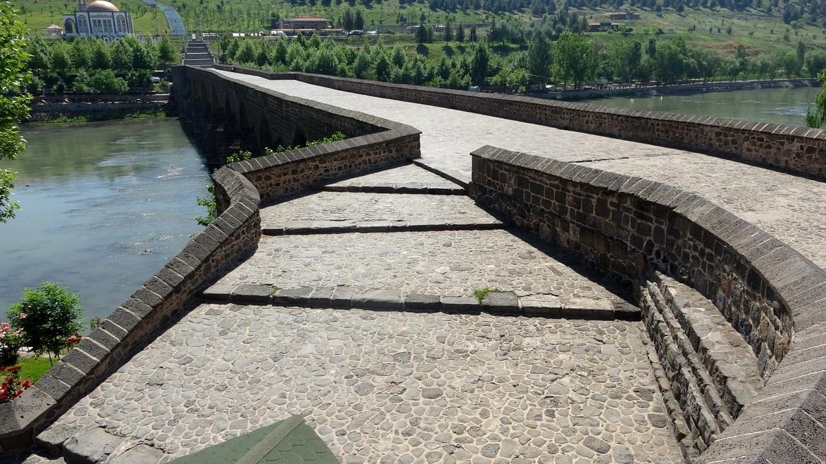 Kısıtlama bayrama denk geldi, Diyarbakır\'da tarihi mekanlar sessiz kaldı