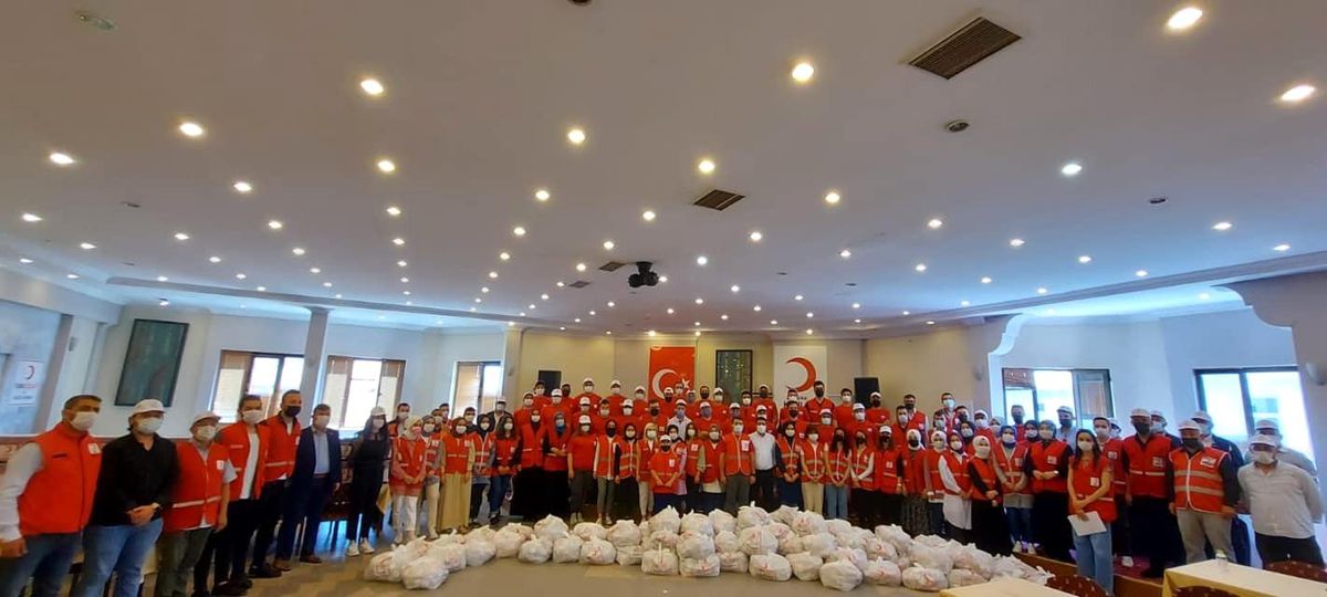 Kızılay 300 gönüllü ile 40 bin haneye şeker dağıttı