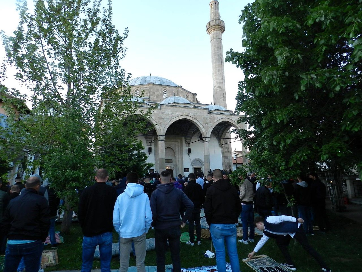 Kosova\'da Covid-19 gölgesinde bayram namazı kılındı