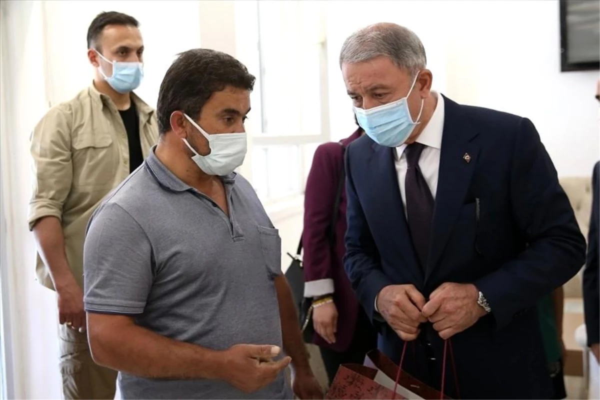 Milli Savunma Bakanı Akar, şehit aileleri ile bayramlaştı