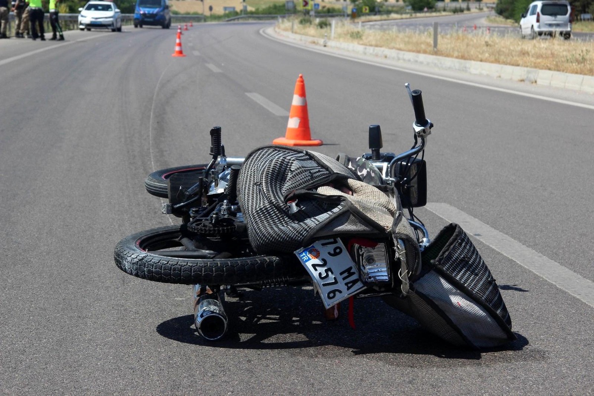 Otomobil motosiklete çarptı: 1 yaralı
