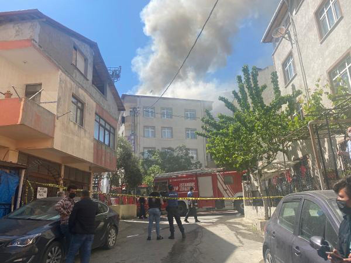 Pendik\'te 5 katlı binanın çatısında yangın