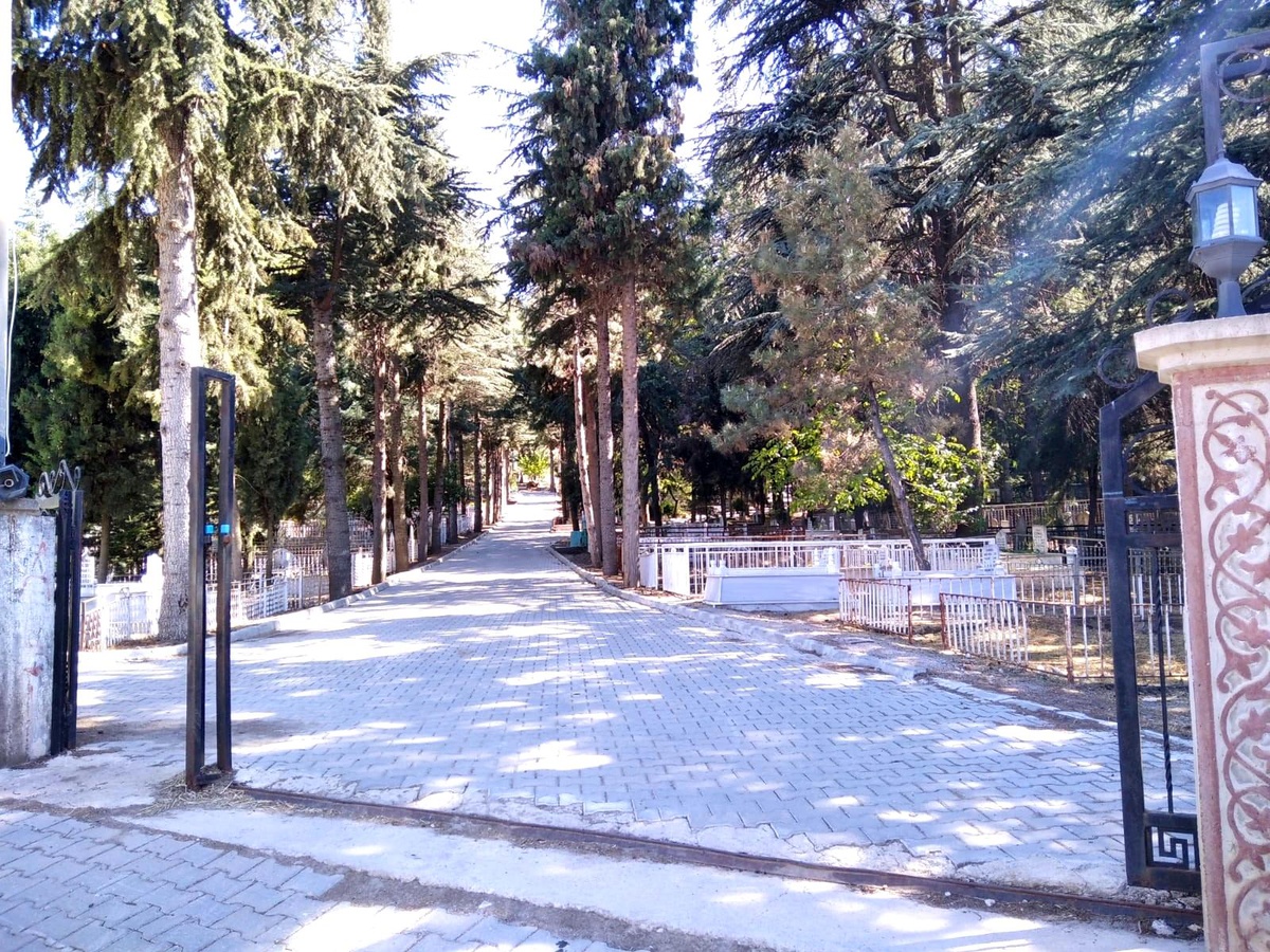 Ramazan Bayramı\'nda mezarlıklar sessizliğe büründü