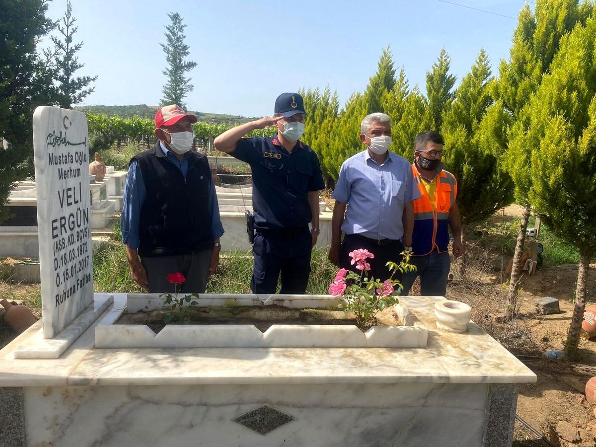 Sarıgöl jandarmasından şehit mezarlarına bakım