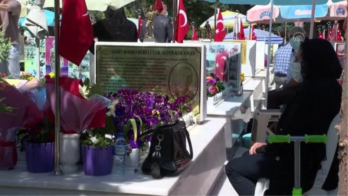 Şehit aileleri yakınlarının Cebeci Askeri Şehitliği\'ndeki mezarlarını ziyaret etti