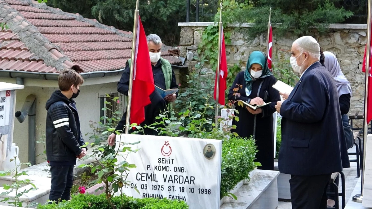 Son Dakika | Şehit yakınları bayramın ilk ziyaretinde şehitliğe koştu