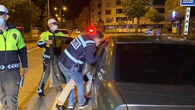 Sevgilisini kaçırırken yakalandı, polisi çileden çıkardı: CD'mi verin bana Sevgilisini kaçırırken yakalandı, polisi çileden çıkardı: CD'mi verin bana