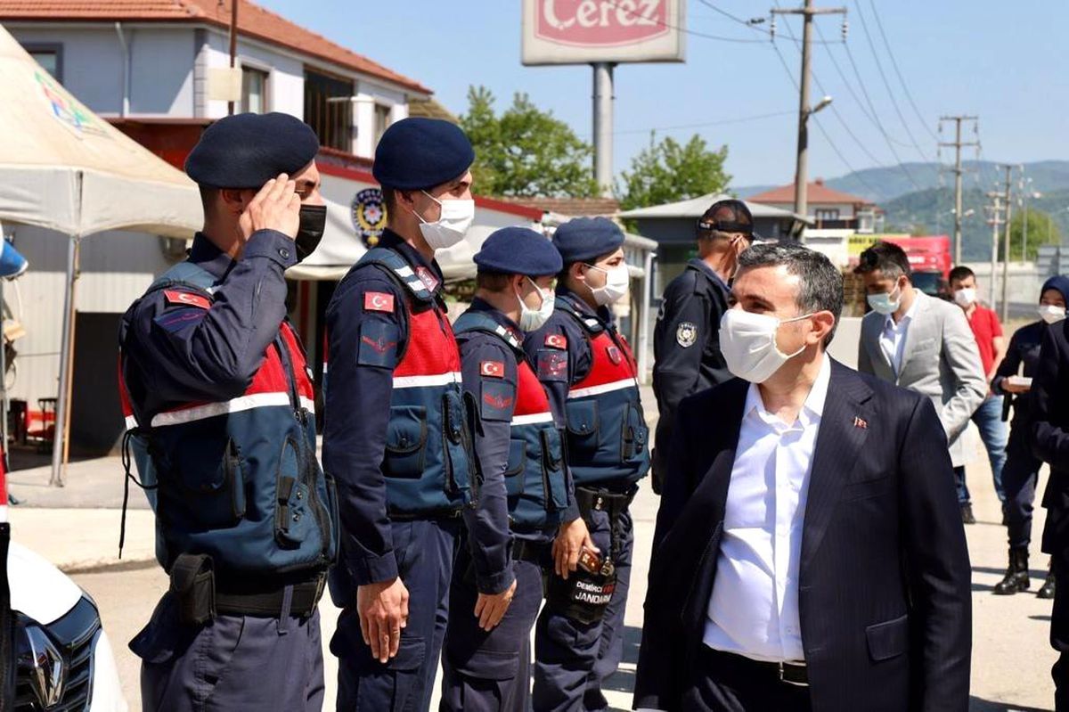Vali Atay, vatandaşların bayramını kutladı