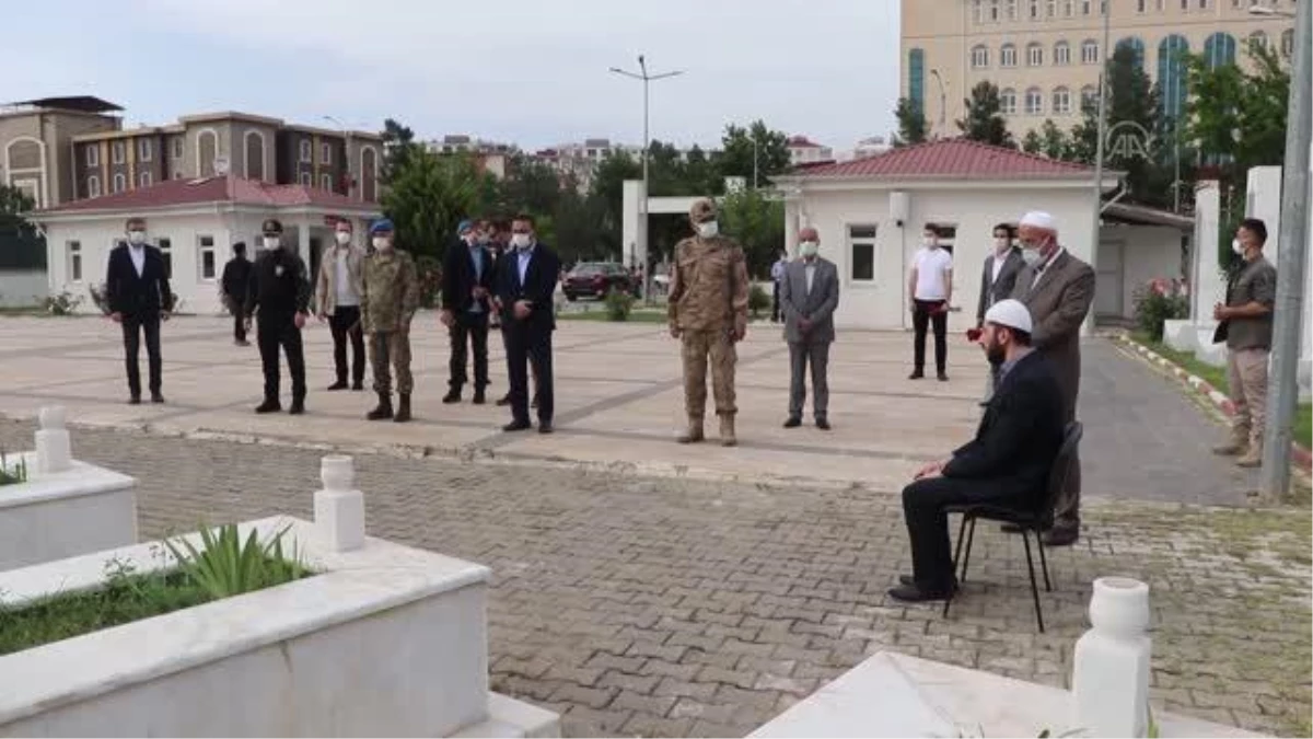 Son dakika haber! Vali Hacıbektaşoğlu Garnizon Şehitliğini ziyaret etti