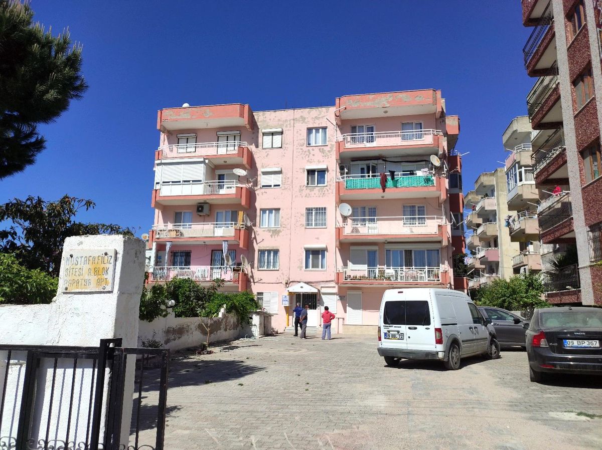Zihinsel engelli genç çatıdan düştü, ağır yaralandı