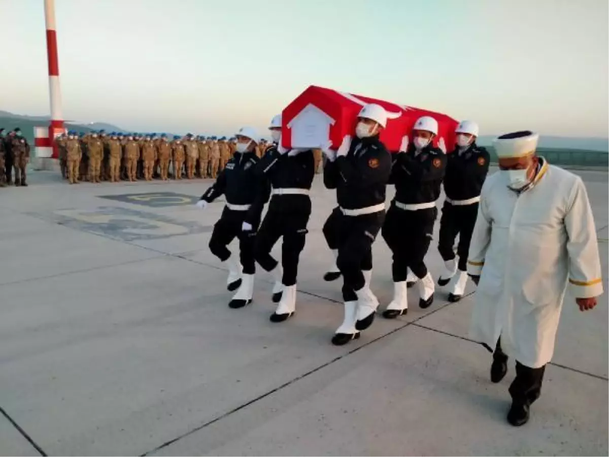 Son dakika haber... PKK\'lı teröristlerin taciz ateşi sonucu şehit olan özel harekat polisinin naaşı memleketine uğurlandı