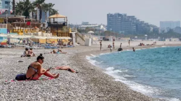 Antalya'da sahil turistlerin