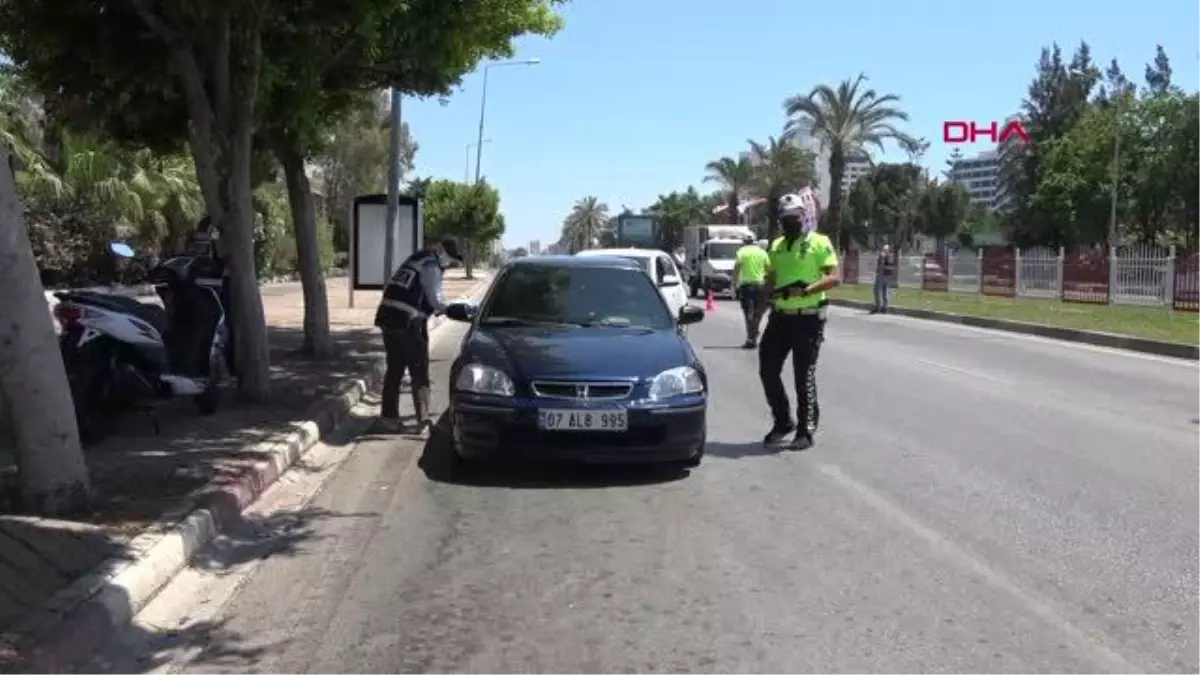 ANTALYA KISITLAMADAN MUAF VATANDAŞ, POLİS EKİPLERİNE BAKLAVA DAĞITTI