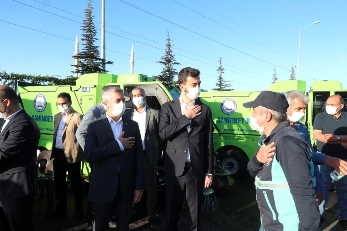 Başkan Tahmazoğlu belediye personelinin bayramını kutladı