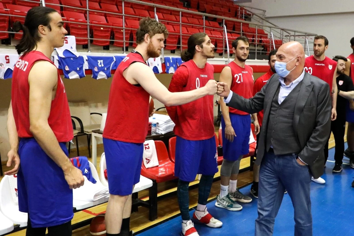 Başkan Yıldırım basketbol takımı ile bayramlaştı