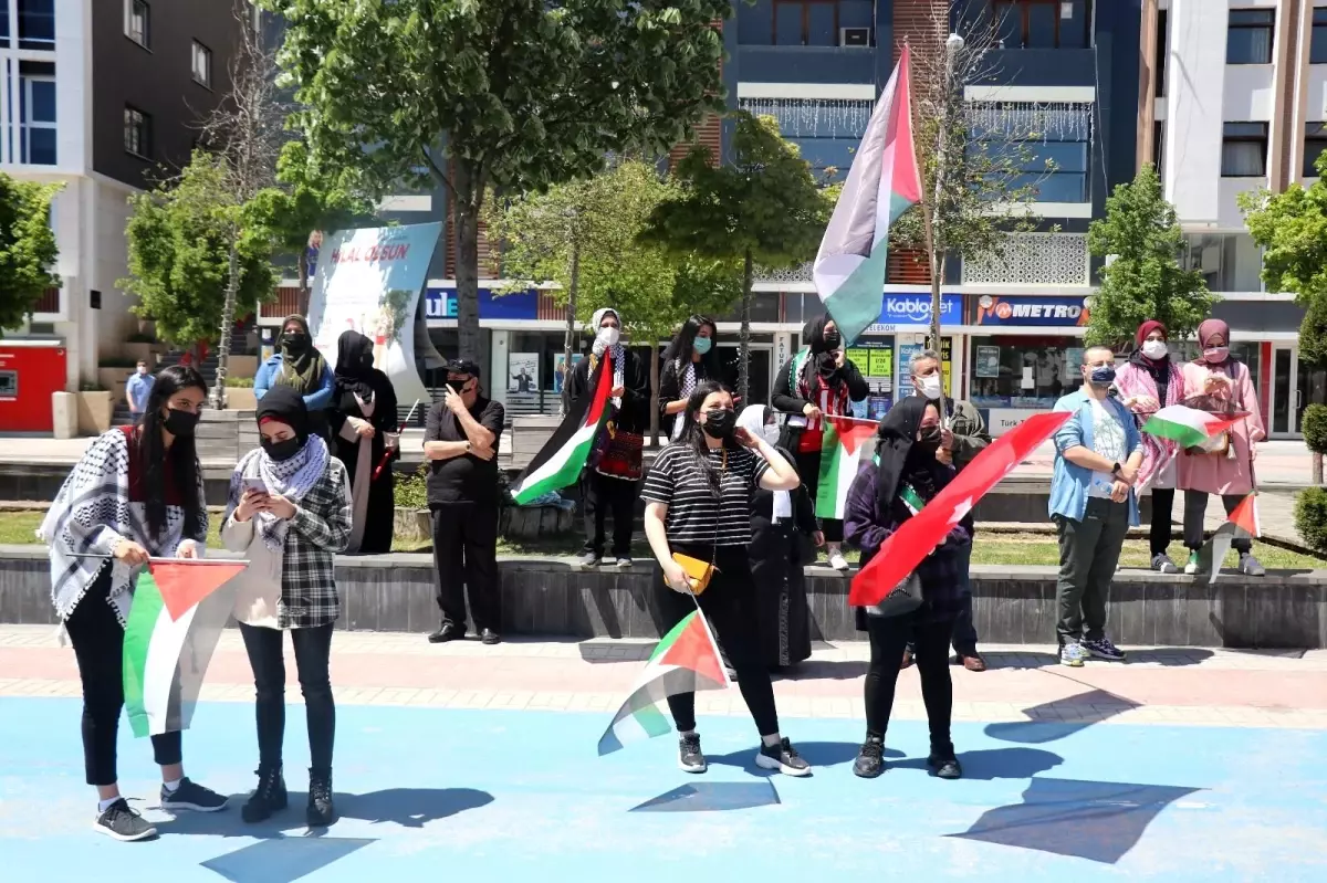 Filistinli öğrenciler ülkelerinde ölenler için gıyabi cenaze namazı kıldı