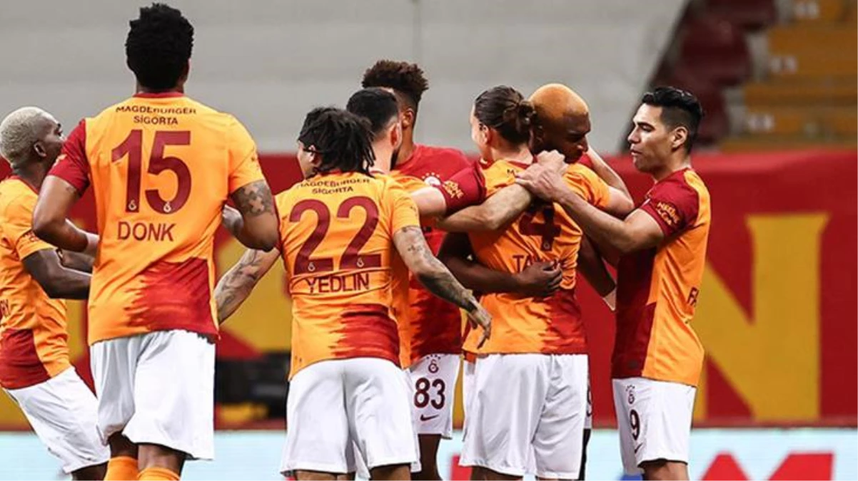 Galatasaray\'da Denizlispor zaferi sonrası futbolcular hep birlikte Florya\'da çorba içti