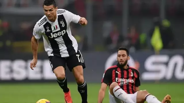 Hakan Çalhanoğlu ile Cristiano Ronaldo takım arkadaşı oluyor Hakan Çalhanoğlu ile Cristiano Ronaldo takım arkadaşı oluyor