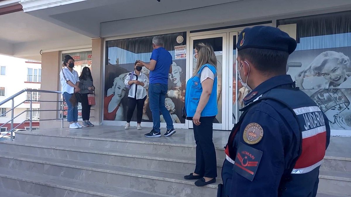 Son dakika haberi! İhbarlar cebini yaktı: İşletme sahibine ve müşteriye 4 bin 50\'şer lira ceza
