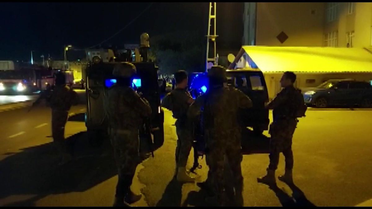İntihardan vazgeçip ailesini rehin aldı