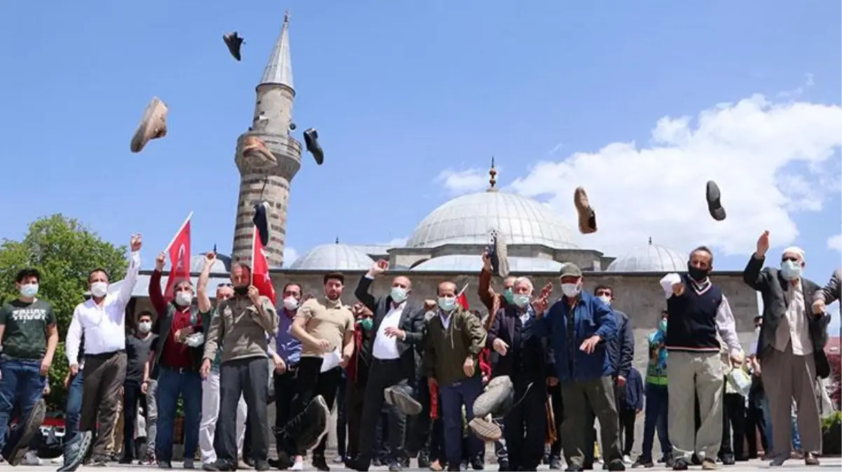 İsrail\'in insanlık dışı saldırılarını protesto etmek isteyen cemaat, cami önünde ayakkabı fırlattı