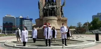 İstanbul Eczacı Odası Cumhuriyet Anıtı'na çelenk bıraktı