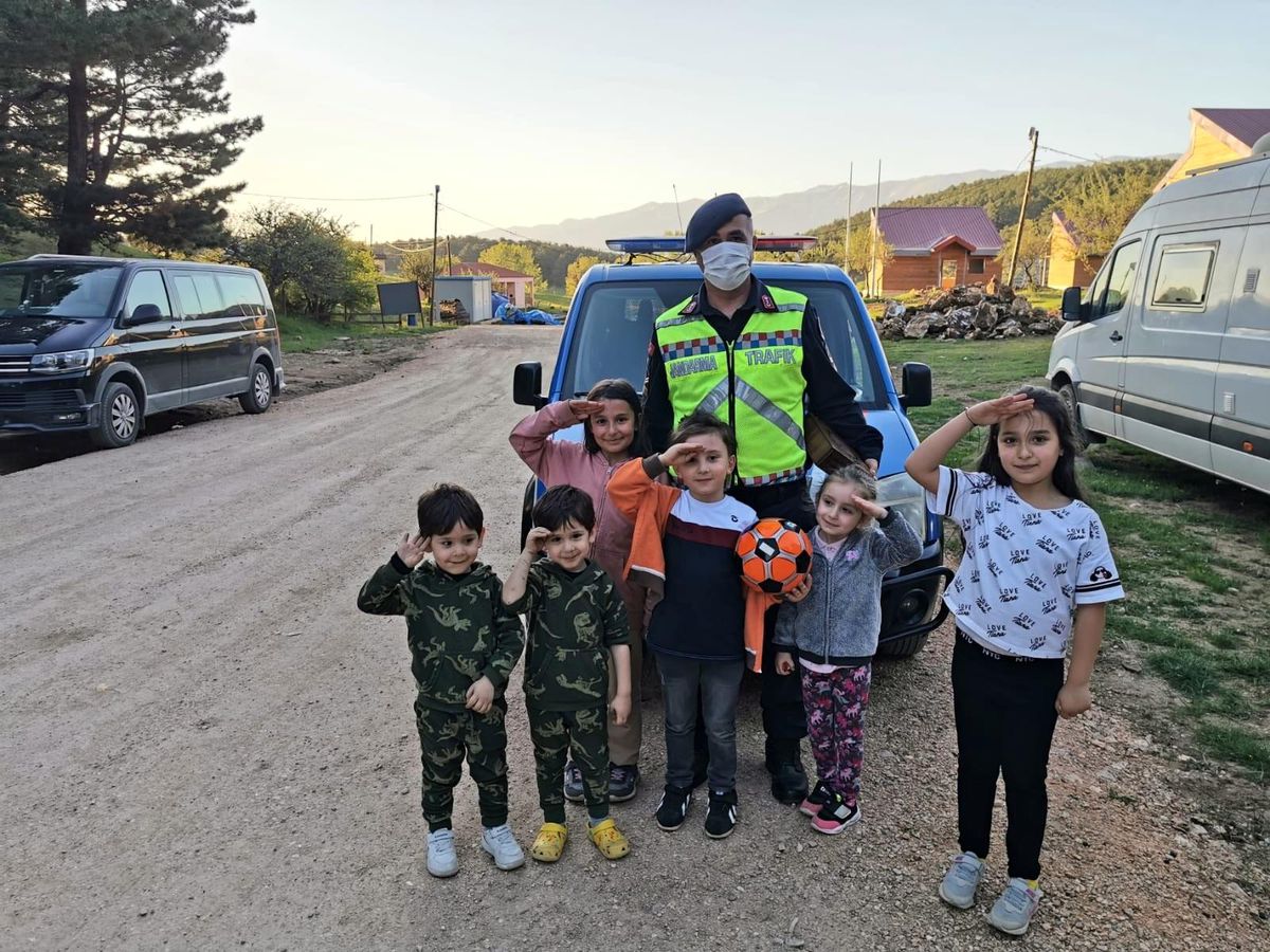 Jandarmadan çocuklara bayram hediyesi