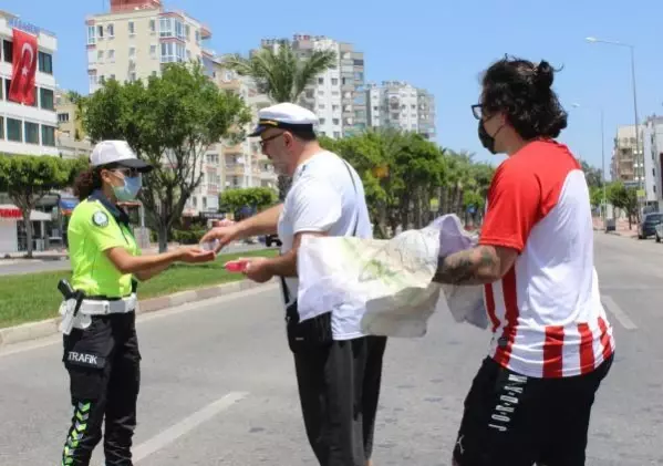 Kısıtlamadan muaf vatandaş, polislere baklava ikram edip bayramlarını kutladı