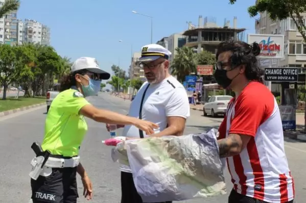 Kısıtlamadan muaf vatandaş, polislere baklava ikram edip bayramlarını kutladı