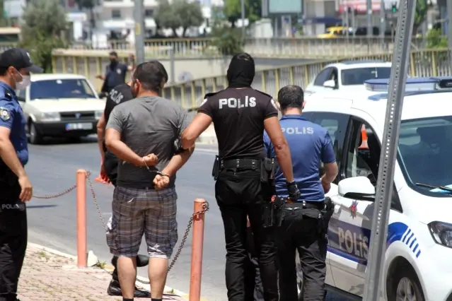 Kısıtlamayı ihlal etti, Savcı akrabam var diyerek polisin üzerine yürüdü